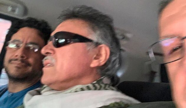LauraMedinaRuiz's tweet photo. Y mientras tanto el acusador @IvanCepedaCast que mira con cara de enamorado al CRIMINAL de Santrich. Solo se puede sentir repudio. https://t.co/OMdKesM8sP