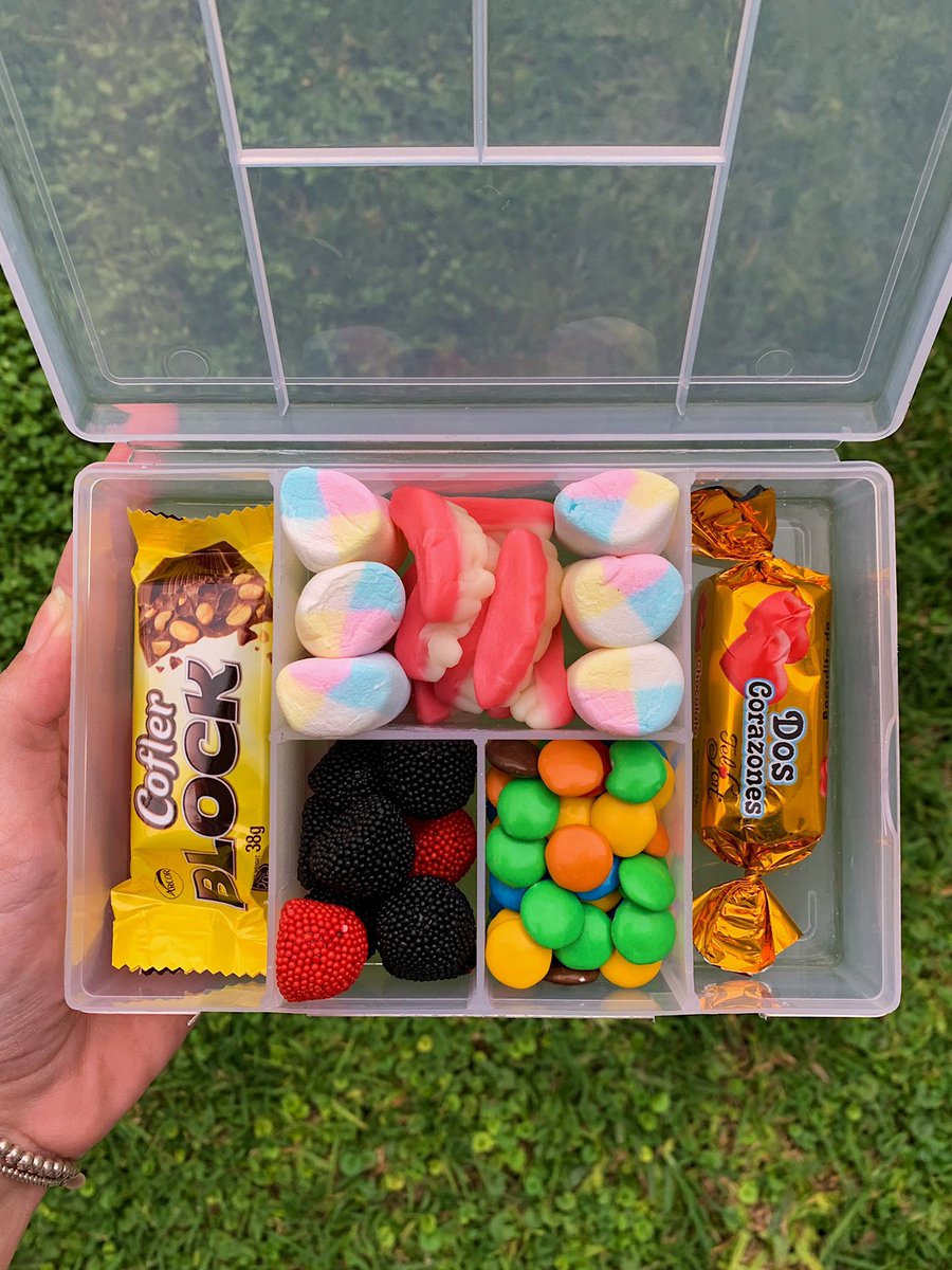 naniilomiento's tweet photo. Empecé un emprendimiento, armo cajas con golosinas a elección  adentro. Soy de tapiales y hago envíos gratis a caba y https://t.co/LKlgKpzRf8 As. Con un rt me ayudarían un montón 🍬🍫🖤 https://t.co/JvYcmKd6D1