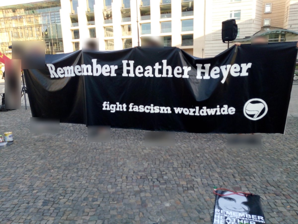 18:48 - die kundgebung hat mit etwa 40 Aktivist*innen mit redebeiträgen begonnen.

#b1208 #RememberHeatherHeyer #HeatherHeyer