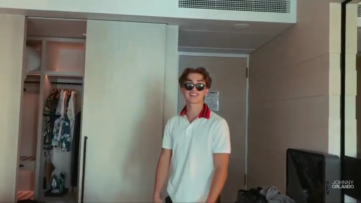 giftedjohnny's tweet photo. Can we just all agree that this vlog made our day even more better? 😫❣️ @johnnyorlando @TheJohnnyHQ #LifeWithJohnny https://t.co/ueqT3BdEGL