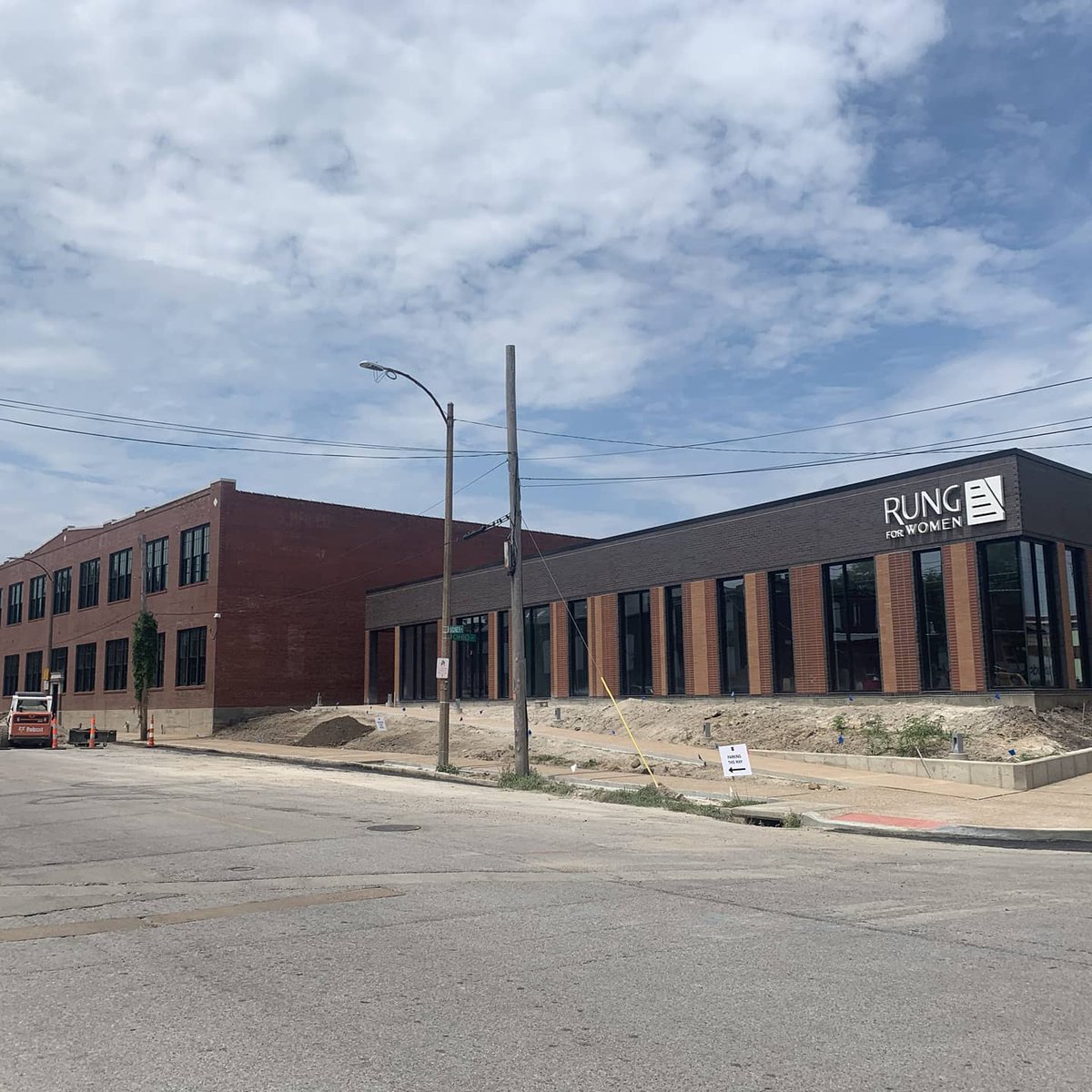 CresaSTL's tweet photo. We are delighted to see the final product of the #RungForWomen facility! Our #ProjectManagement team is proud to have worked with our sister company @paceprops_stl and @RungforWomen and we can't wait to see what is in store for the #STL community!
#cresa #CRE #empoweringwomen https://t.co/cf9kfoLyzF
