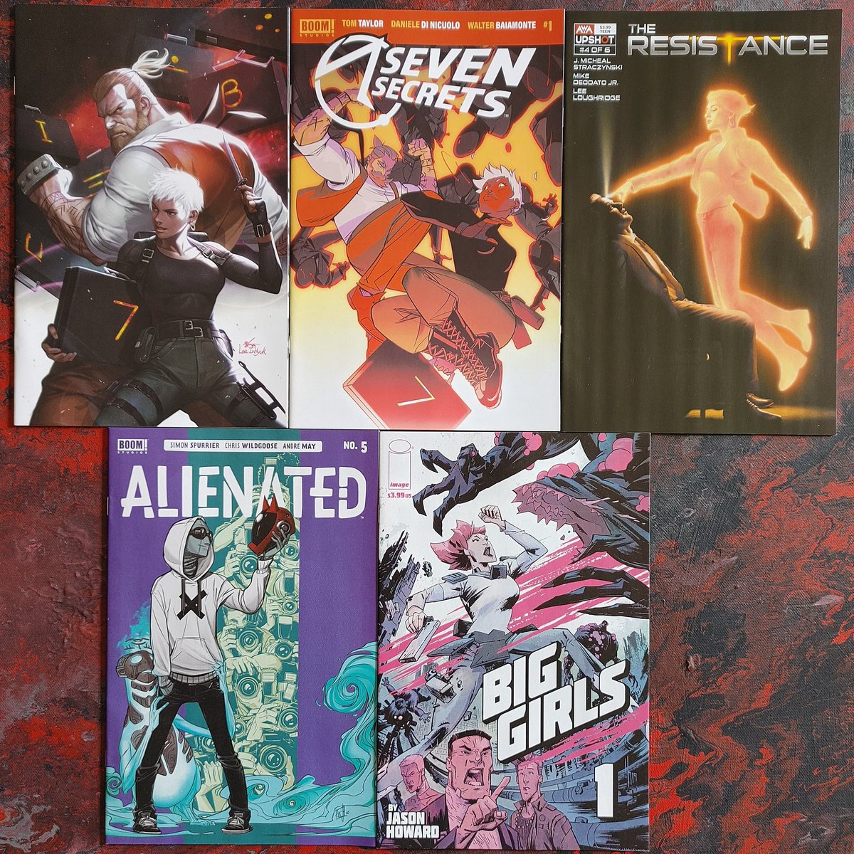 Small but awesome #NewComicBookDay for the #IndieComics this week! What did you snag?

#SevenSecrets #TheResistance #Alienated #BigGirls

#NCBD #comicbooks #comicbookpodcast #indiecomicbooks #igcomicfamily #igcomicsfamily