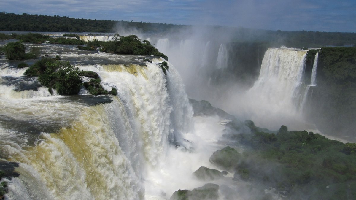 Iguazú National Park! 
#argentina #buenosaires #visitargentina #visitbuenosaires #lifeinargentina #travelargentina #vacationplanning #igazufalls #travelmatters #travelinspiration