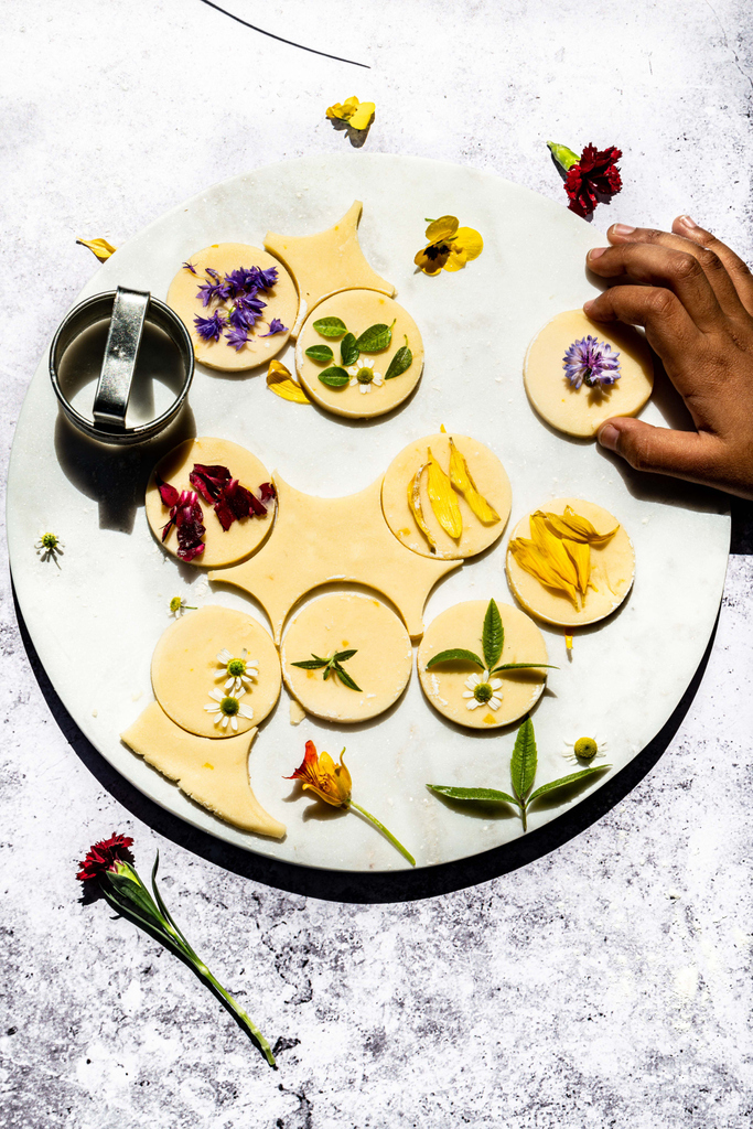 shalini_aro's tweet image. Making Edible flower Shortbread cookies... As soon a bunch of my plants have flowers, these have to be made! ⁠
⁠
can you identify all the flowers? ⁠
⁠
for #monthlytechniquecollab August theme #processshot @foodcapturecollective @peaches2peaches @asoulfulkitchen⁠

⁠
⁠