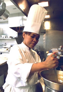 BeTheRestaurant's tweet photo. Cristeta Pasia Comerford

✔️Exec. Chef at The White House since 2005
✔️First female and Asian to hold the position
✔️Born in the Philippines, Came to the USA at 23 
✔️Has cooked for the last 4 US presidents

#FamousChefs https://t.co/2RU2yttvL1