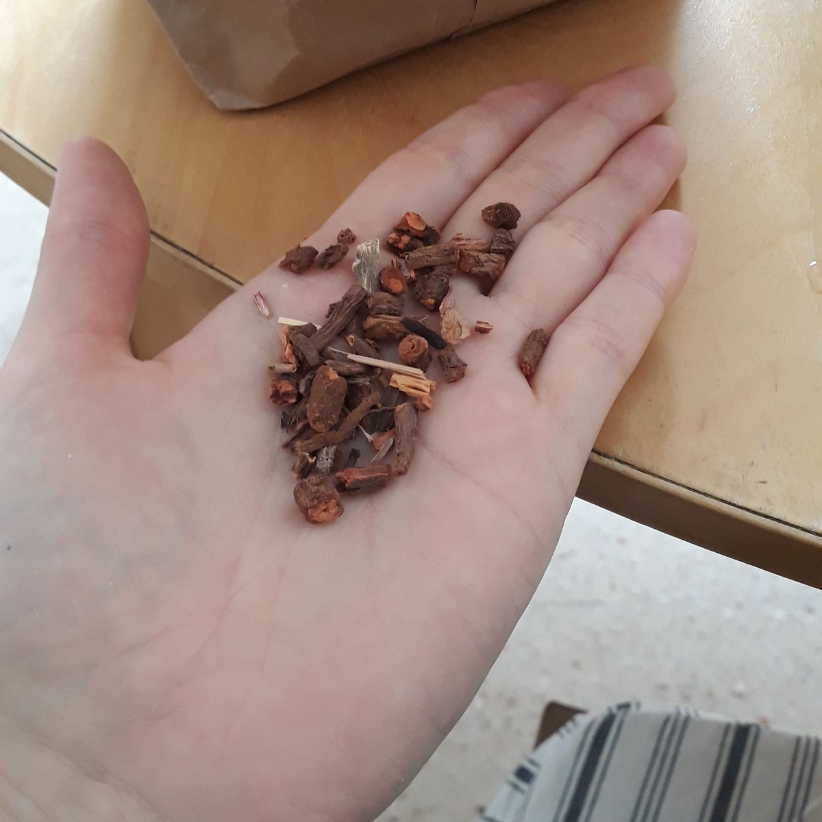 nuriita98's tweet photo. Haciendo pigmentos para la viola #violadagamba #pigment #madderroot https://t.co/izsX2Eqt9s