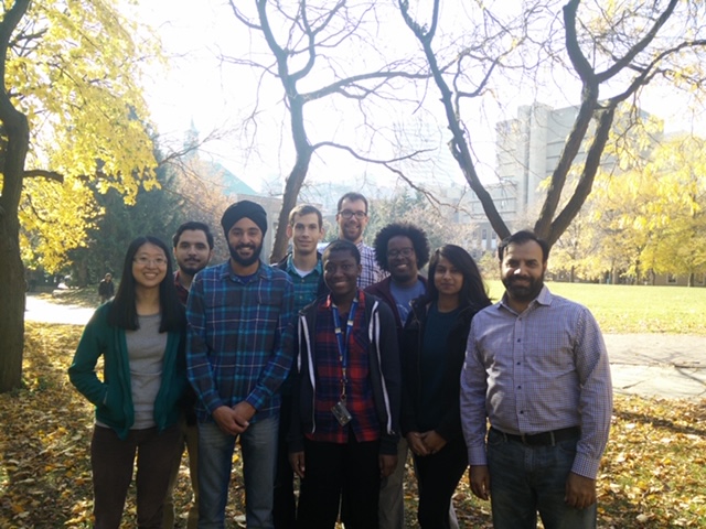 Fortunately, enrolling in an organic chemistry course taught by Prof.  @BryanKoivisto, in addition to meeting my mentor Jennifer Huynh (to the left in the blue sweater) made me realize that chemistry is awesome. (6/n).  #BlackInChem  #BlackinInorganic