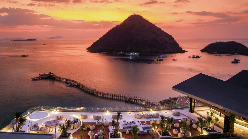 KiwiCollection's tweet photo. From deserted beaches to otherworldly volcanic landscapes and breathtaking sunsets, a bounty of natural wonders will be right at your fingertips at #AyanaKomodo: https://t.co/ruAzs0E3vu https://t.co/AEUVKB8x2A