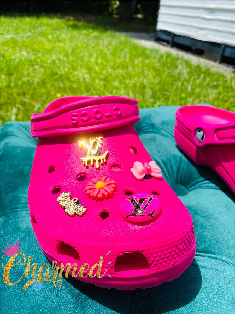 _teemonai_'s tweet photo. Now introducing Our Croc Charms!!! CROCS ARE NOT INCLUDED. 🛍🛍💎💎
•
•
•
•
•
•
Shop our croc charms 👑💖 5 for $10 or $3 each (only charms are sold we do not provide crocs !)
#charmedbytee👑 #crocs #croccharms #jibbitzcrocs #jibbitz #customshoes #blackowned #croclovers https://t.co/ohyNgHURm1