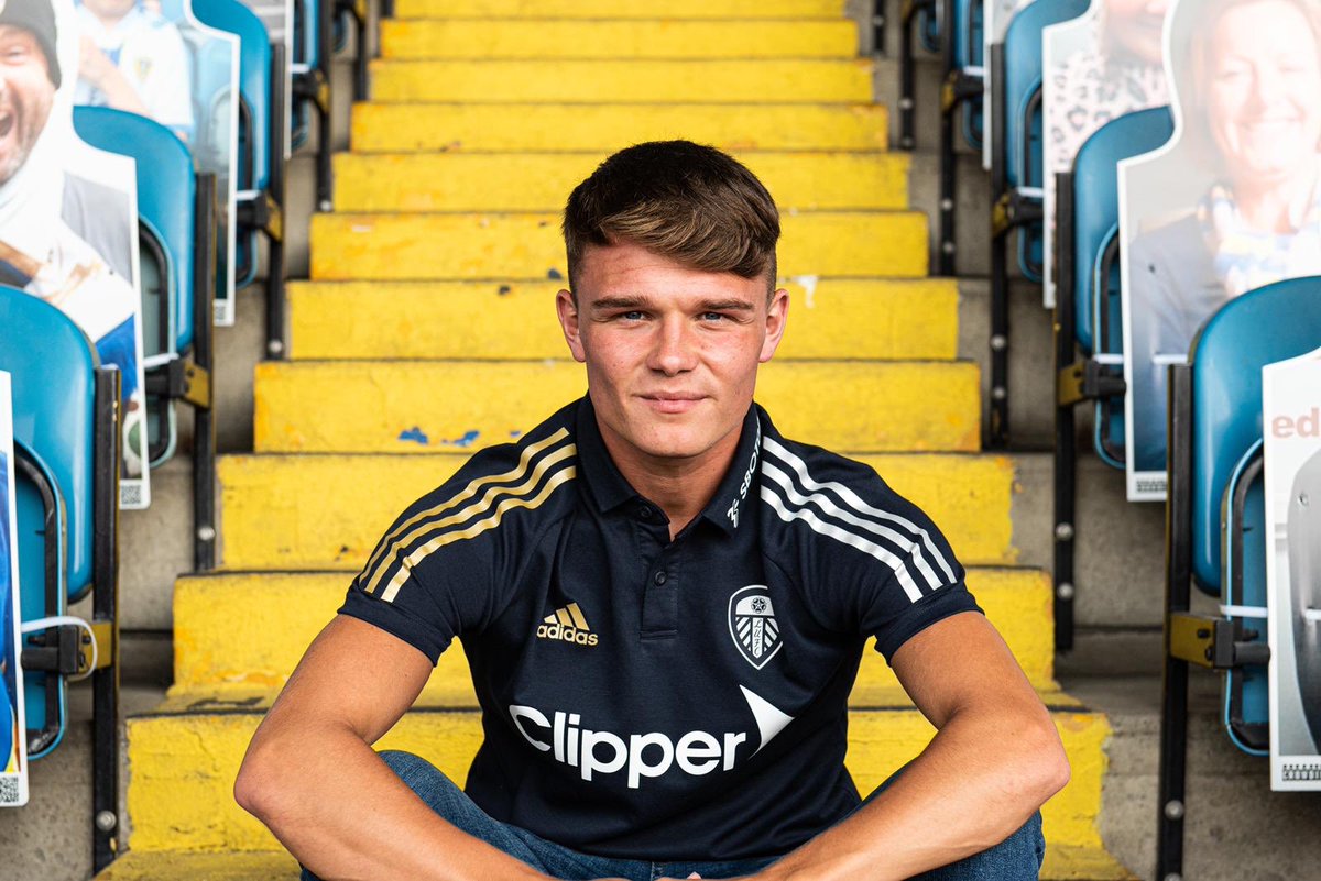 jamieshackk's tweet image. Buzzing to sign a new contract with @leedsunited 💛💙 Can’t wait to get going again and for the new season to begin