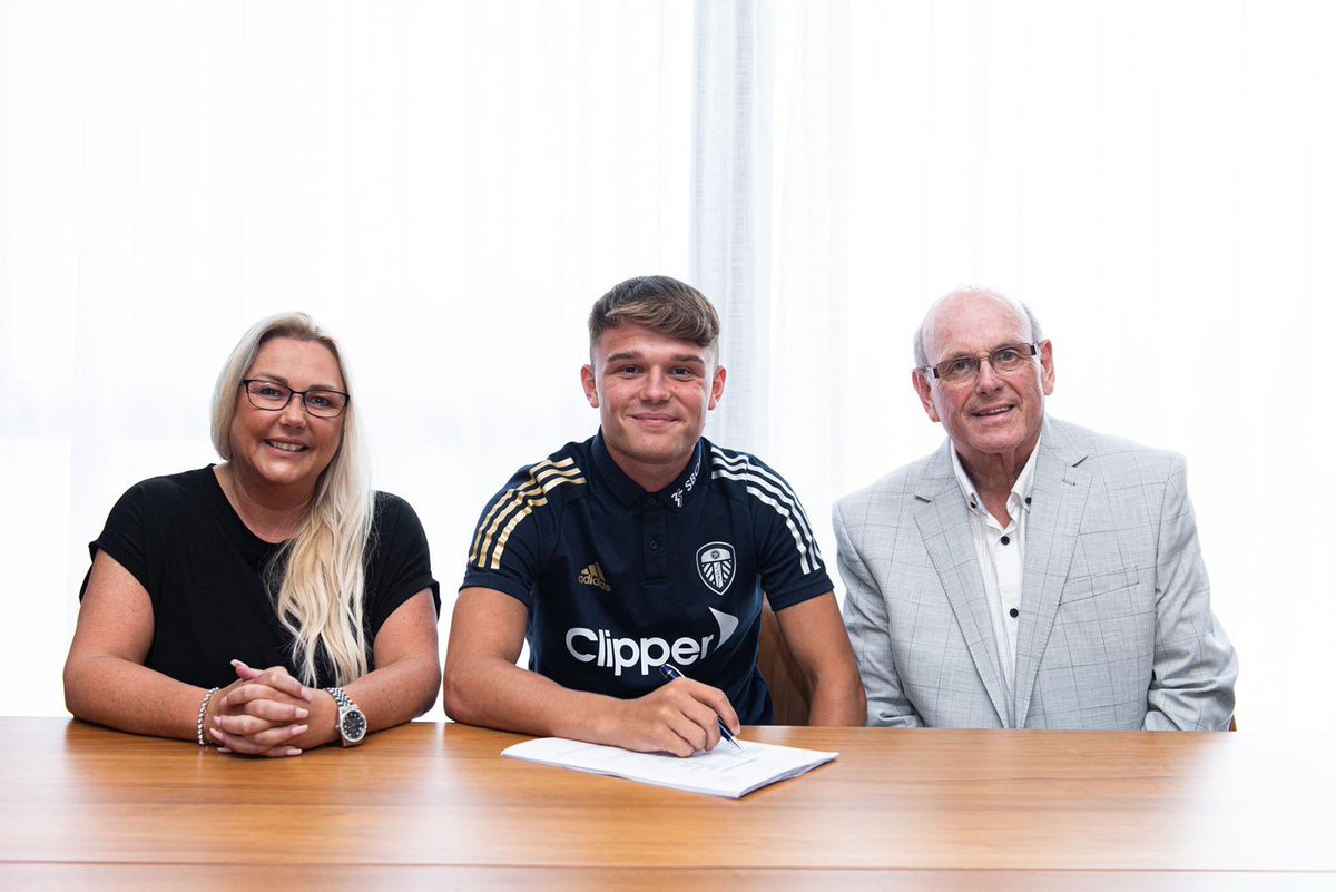 jamieshackk's tweet image. Buzzing to sign a new contract with @leedsunited 💛💙 Can’t wait to get going again and for the new season to begin