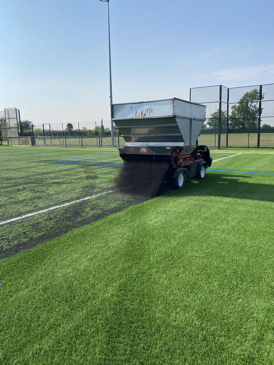 7661sqm install day 8 rubber going down what a team ⁦<a href="/HBSports_/">HB Sports Surfaces</a>⁩ ⁦<a href="/SurfacesCr/">CR Sports Surfaces</a>⁩ ⁦<a href="/TigerTurfUK/">TigerTurf UK Ltd</a>⁩