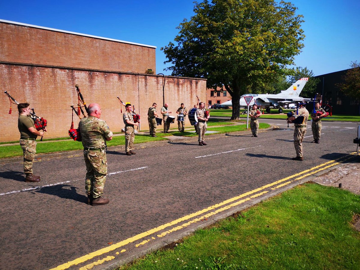 Making the most of the good weather this afternoon <a href="/SCOTS_DG/">SCOTS DG</a> Pipes &amp; Drums 

#scotscavintartan #scotscav #scotsdgpipesanddrums #auniquecareer #sunnydays