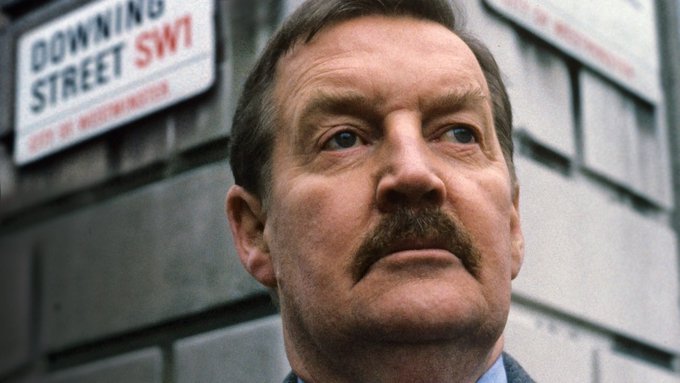 Essential lockdown viewing, Part 12: A VERY BRITISH COUP. Ray McAnally on towering form as  @chrismullinexmp's fictional Labour PM. "Perkins Saved By Kremlin Gold" may carry an irony now, but as the Tories plunder and divide the UK, boy do we need Harry's pugnacity and integrity.