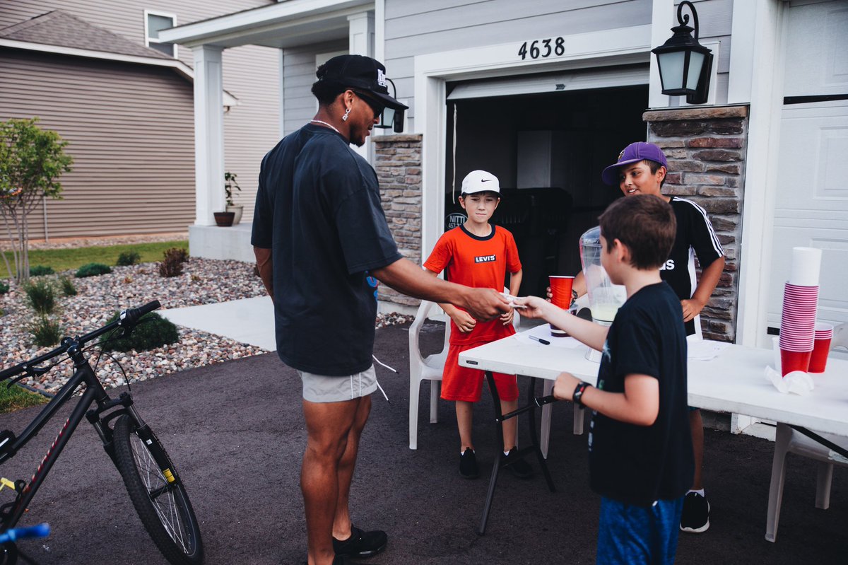 @Vikings cb @_Bigmikee1 stopping to support his neighborhood lemonade stand