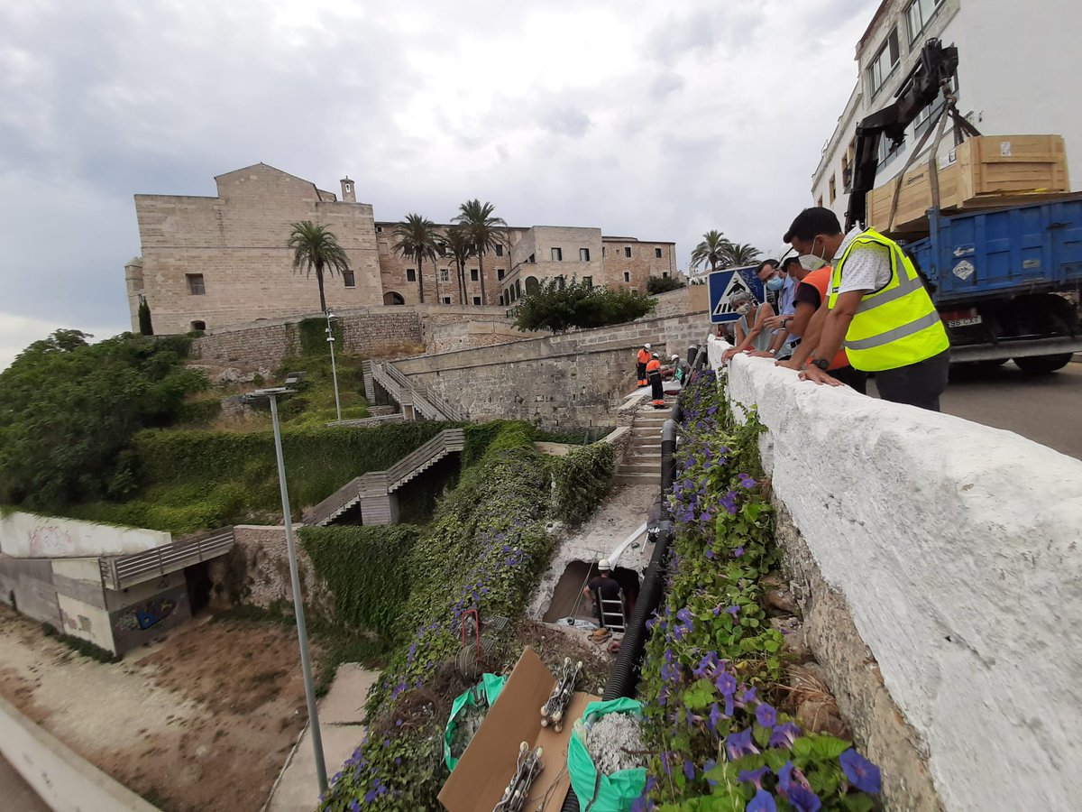 AjuntamentMao's tweet photo. ❗L'Ajuntament de Maó realitza la reparació del col·lector d'aigües residuals situat a la zona de s'Hort des Frares
 
🔹️L'objectiu és arranjar les fuites d'aigua que es produïen en aquesta zona, fruit del deteriorament de les canonades

🔗Més info aquí https://t.co/SjUVzxacIG https://t.co/hZSNwolZ2h