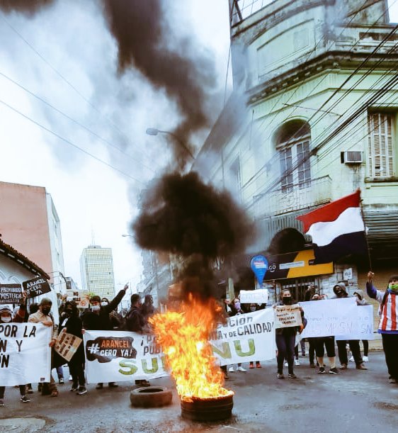 Neengatu_py's tweet image. [Ahora] @DiputadosPy votó en general el proyecto de Ley de #arancelCeroYa, pero postergaron por 15 días el tratamiento por artículos. 
Los estudiantes en repudio anunciaron nuevas protestas en diversos puntos del país.
Foto gentileza M. Rodríguez.