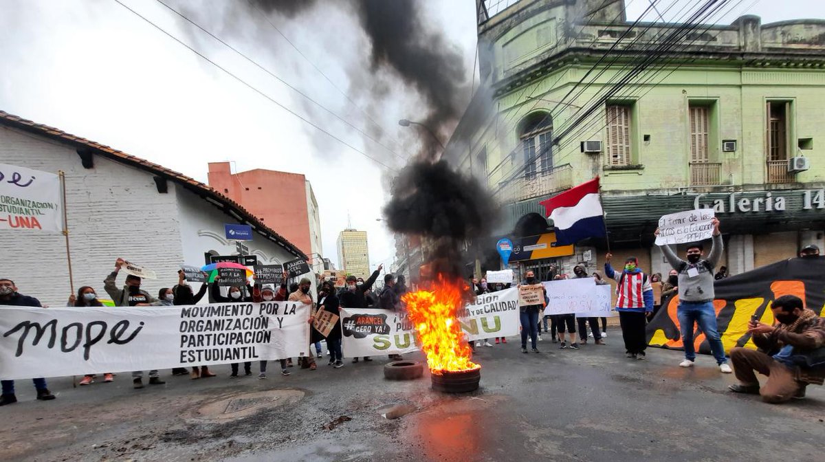 Neengatu_py's tweet image. [Ahora] @DiputadosPy votó en general el proyecto de Ley de #arancelCeroYa, pero postergaron por 15 días el tratamiento por artículos. 
Los estudiantes en repudio anunciaron nuevas protestas en diversos puntos del país.
Foto gentileza M. Rodríguez.