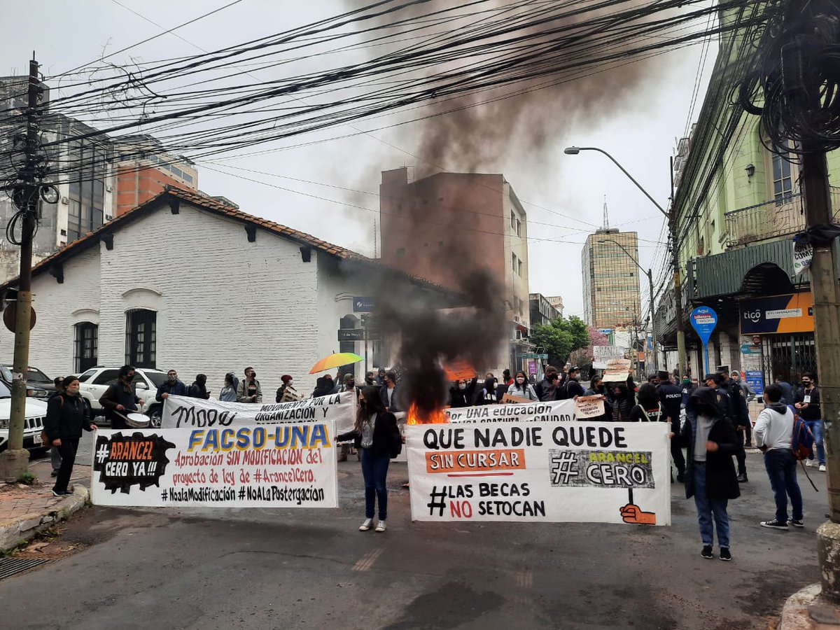 Neengatu_py's tweet image. [Ahora] @DiputadosPy votó en general el proyecto de Ley de #arancelCeroYa, pero postergaron por 15 días el tratamiento por artículos. 
Los estudiantes en repudio anunciaron nuevas protestas en diversos puntos del país.
Foto gentileza M. Rodríguez.