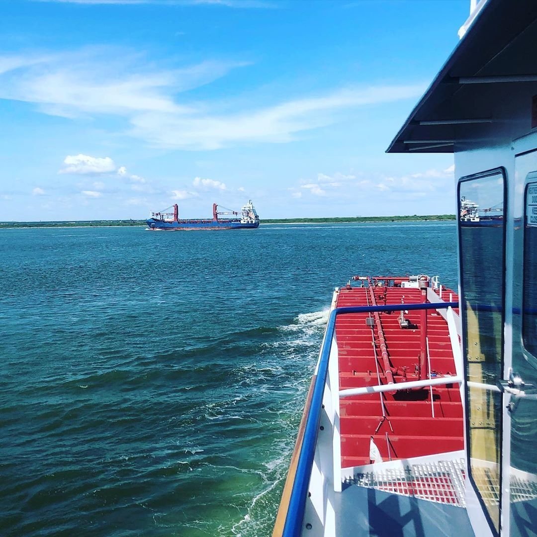 promariners's tweet photo. #Repost @nannerbod
For all the COLREG nerds, some Rule 11 and 13-18 related pics in the Houston Ship Channel/intersection.
It’s crew-change day, so my dorkiness is running overdrive.
#merchantmariner #towboats #matelife #tuglife #shipshots #rulesoftheroad #texas https://t.co/RgdDG5hr2W