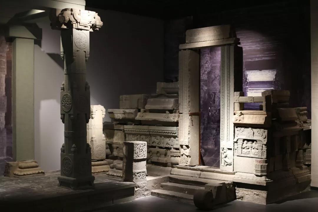 10th-14th centuries, a sizable community of Tamil merchants & their families thrived in Quanzhou, a port city on SE coast of China and a starting point of maritime Silk Road. They brought the art tradition of South India to China, exemplified by hundreds of finely carved stones: