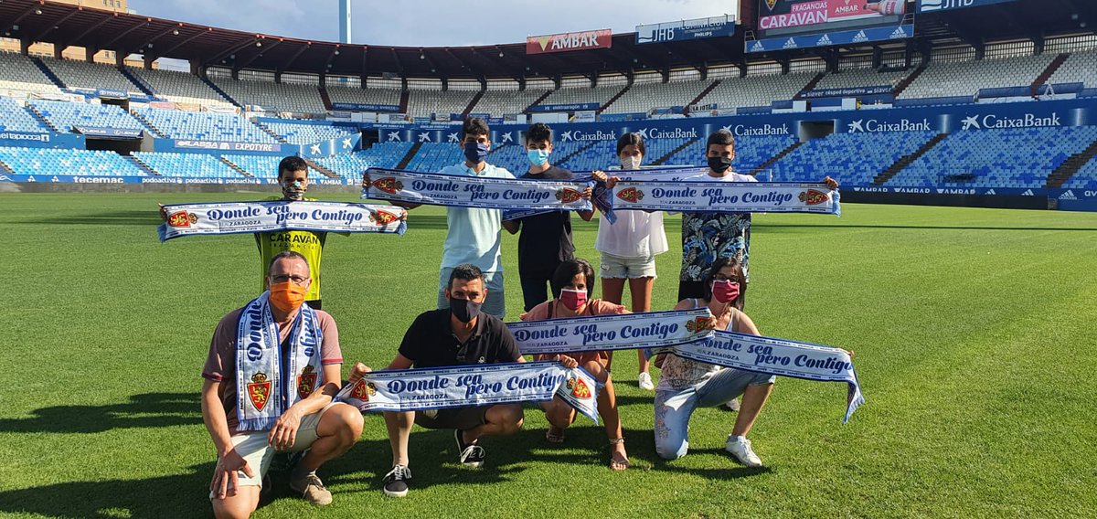 RealZaragoza's tweet photo. 🏟️ Mario, el abonado ganador de un  #TourLaRomareda privado con bufandas de regalo, disfrutó del recorrido guiado con un grupo de familiares y amigos 🤗

En breve publicaremos un nuevo concurso para abonados ¡muy especial!
🐝🐝🐝🐝🐝🐝🐝���🐝🐝🐝 https://t.co/oMF9HW7Jpi