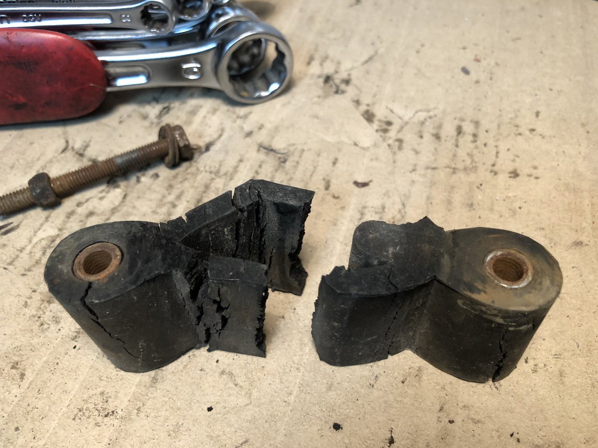 guilhemricavy's tweet image. L'échappement tape sur le pont arrière, tu m'étonnes... (y'a carrément plus celui d'avant le silencieux) #panda #fiat #fildefer