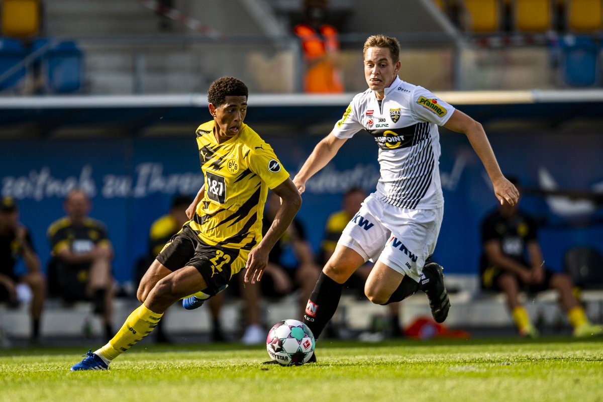 RNBVB's tweet photo. ☝🏻 Der #BVB fährt im Testspiel gegen #Altach einen Kantersieg ein. Lucien #Favre ist jedoch nur teilweise zufrieden. Ein Sonderlob verteilt der Schweizer an Jude #Bellingham und Giovanni #Reyna: https://t.co/zMNO6ZfTwr #ALTBVB (Foto: Kirchner-Media) https://t.co/SVawfsnQD6