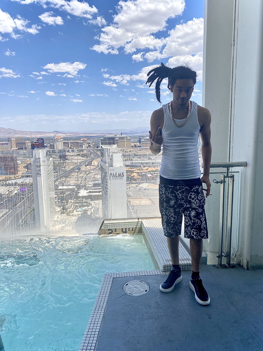 sixman_zues's tweet photo. I been in my bag but I been layin back #46st #lilhaitibaby pool In the penthouse balcony po ho https://t.co/5giQ9R9i6h
