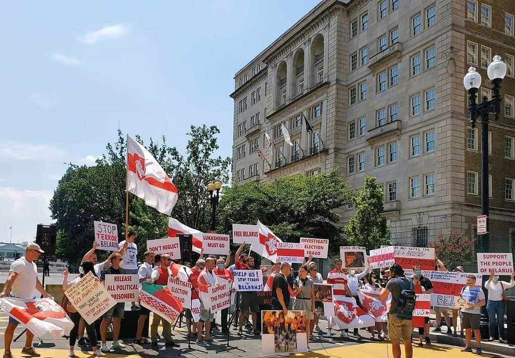 JBANCchatter's tweet photo. Solidarity with #Belarus rally is taking place today near the White House. #JBANC is glad to #StandWithBelarus and its people in their peaceful struggle for #democracy, #freedom and against dictatorship.
#BelarusProtests
#ЖывеБеларусь
#LongLiveBelarus
📷Karin Shuey (EANC) https://t.co/osBnERxNet
