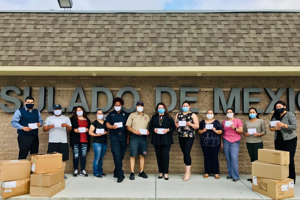 ConsulmexOmaha's tweet photo. Con la entrada en vigor de la ordenanza de uso obligatorio de mascarillas en la ciudad de #Omaha, el Consulado de México, estará apoyando a la comunidad mexicana con la entrega de 60 mil mascarillas en colaboración con el proyecto #MascarillasParaTodos #MaskForMany. https://t.co/oYjKocfgSE