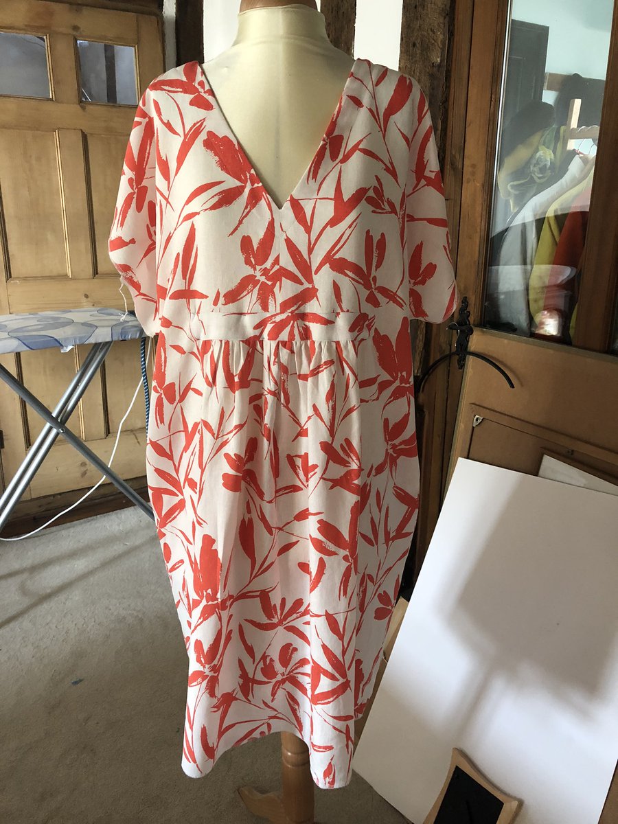 Liz_ORiordan's tweet photo. Latest make for a pregnant relative - added 2in to front centre hem for bump. #charliecaftan #closetcorepatterns https://t.co/Ya4Orqxa0z