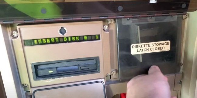 t3n's tweet photo. #Boeing 747 wird noch per Floppy-Disk mit Updates versorgt https://t.co/Wke8nR2AP2 https://t.co/bpHy0NdgP2