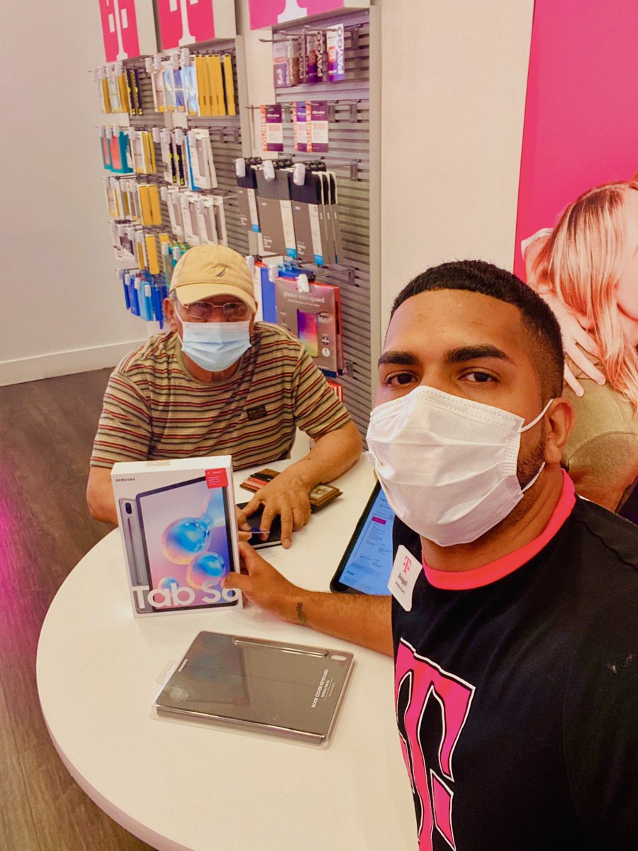 UnionTmo's tweet photo. S/O to Angel! Hooking customers up with a 50% off Tab S6 deal! #sidebyside #MAGENTA #TMobile #DowntownStrong https://t.co/1tFDlqeYm0