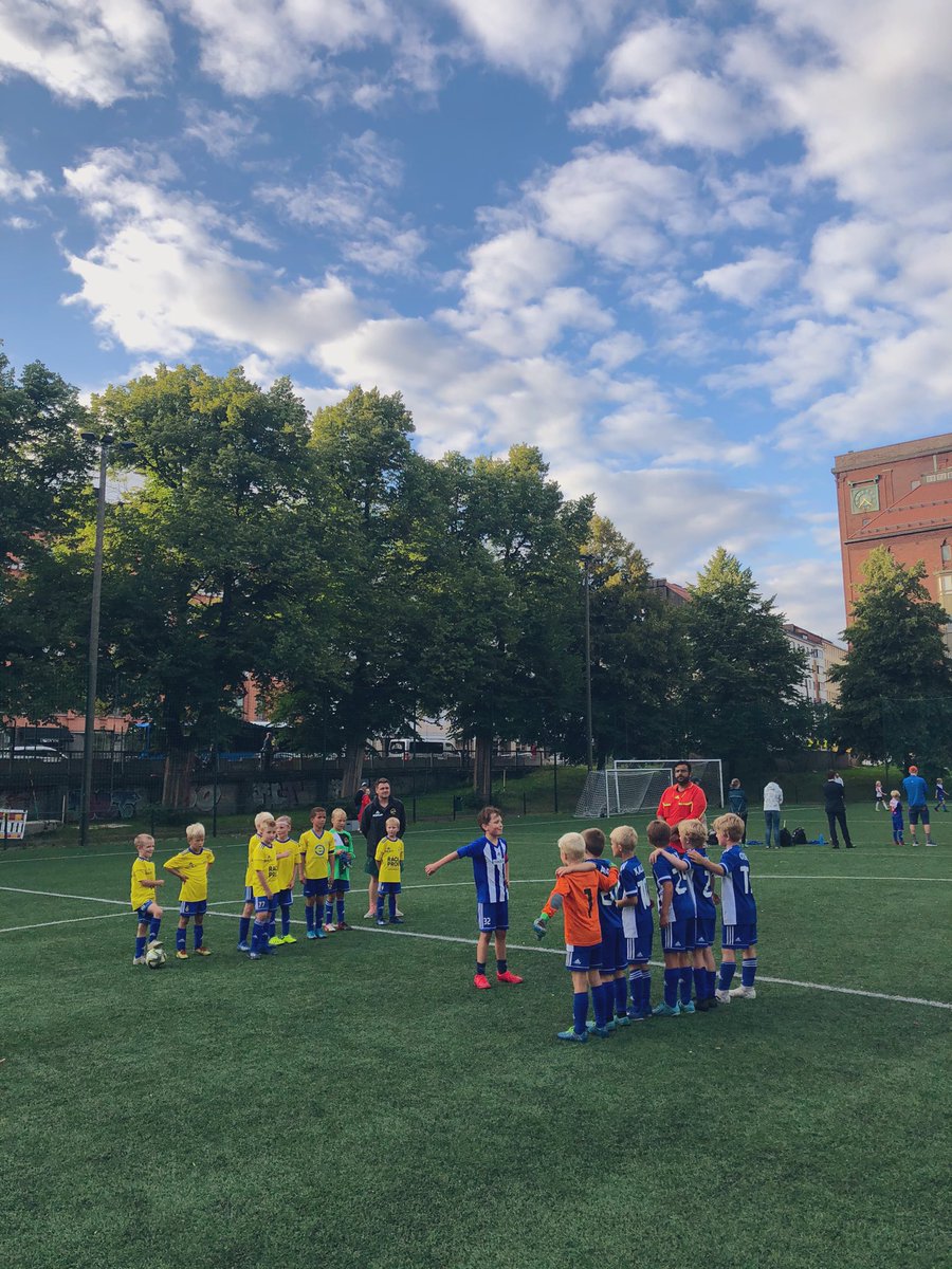 villeloppinen's tweet photo. Näitä elokuun hienoja futisiltoja muistellaan lämmöllä marraskuun pimeydessä ⚽️🌤
#HJK #piirisarja #suomifutis #laru https://t.co/EoIa2QhInZ