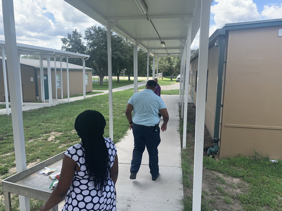 DrRahim_Jones's tweet photo. Joining the @PiedmontlakesMs’s Admin Team to visit classrooms & pass out goodies to the staff. Thank you for all of your hard work & dedication! @ByrdOcps @CDLocps #OCPSLaunchED@Home @PLMS_DrRay https://t.co/zSlphvWjfT