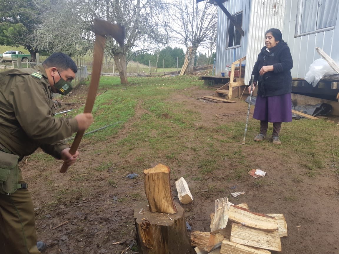 CarabLosLagos's tweet photo. Carabineros de Patrulla #PACI de la Prefectura #Osorno, visita a mujer adulto mayor de la comunidad indígena #NewenMapu de la comuna de #SanPablo, entregándole ayuda en el corte y guardado leña, considerando su complejo estado de salud. #OrdenyPatria https://t.co/14rY5eWclP