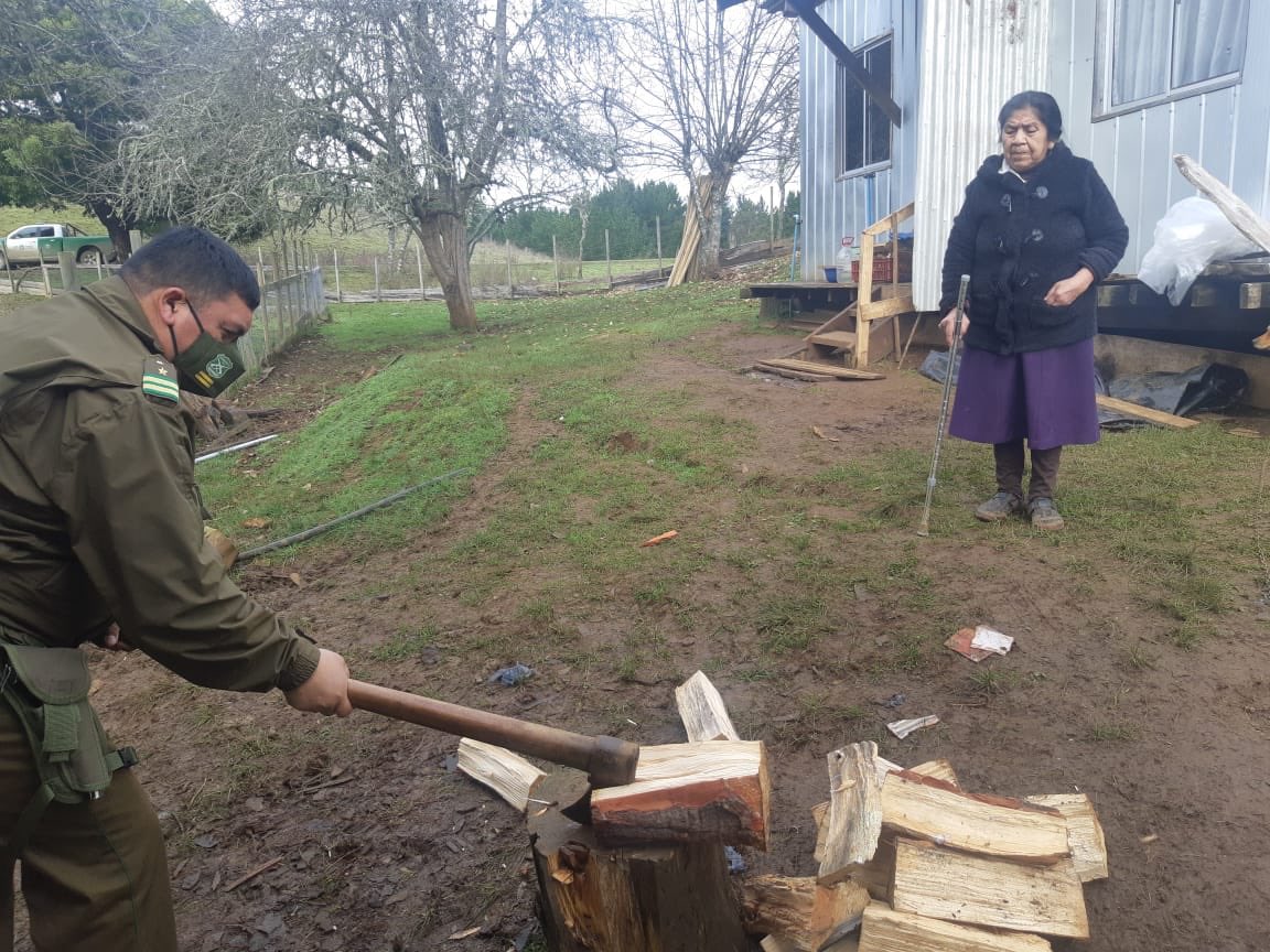 CarabLosLagos's tweet photo. Carabineros de Patrulla #PACI de la Prefectura #Osorno, visita a mujer adulto mayor de la comunidad indígena #NewenMapu de la comuna de #SanPablo, entregándole ayuda en el corte y guardado leña, considerando su complejo estado de salud. #OrdenyPatria https://t.co/14rY5eWclP