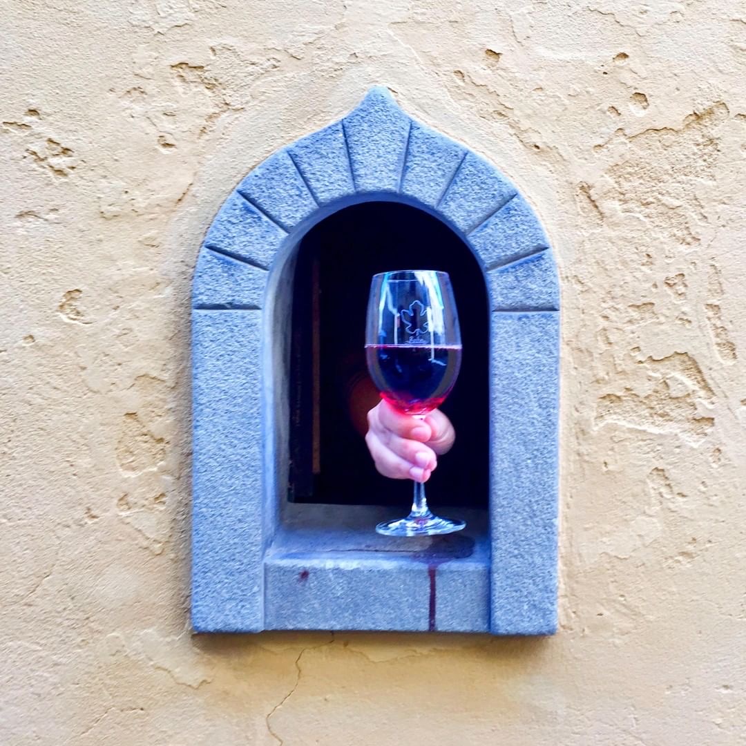 sws_wine's tweet photo. Tuscany’s buchette del vino or #winewindows have been making a comeback due to covid19. First appearing in 1559, as a way for wine families to avoid tax & the rabble, they were later used during the plague..now back in the spotlight Read article here > https://t.co/tRfybN8m32 https://t.co/mJ4eUkLyXa