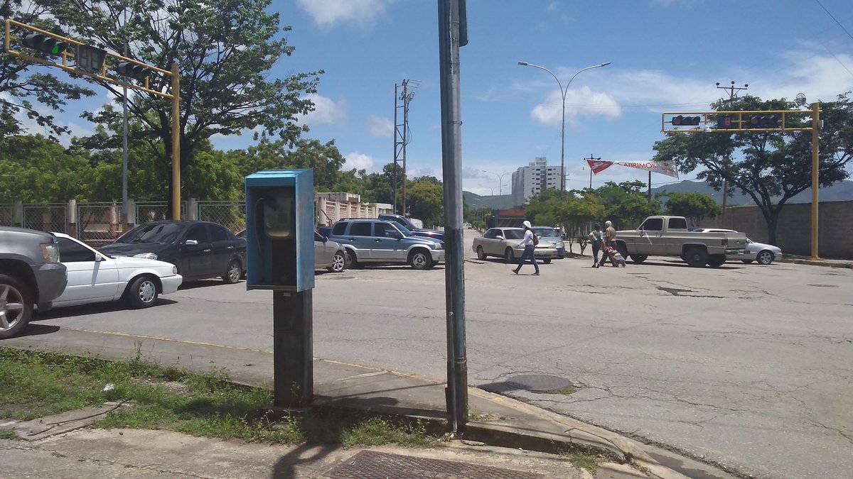 CesarLeonVE's tweet photo. #NuevaEsparta | Usuarios de la E/S La Galera trancan la Avenida Bicentenario y Juan de Castellanos para exigir gasolina, una muestra más de la ineficiencia y del cansancio del neoespartano de las pésimas condiciones en las que se vive. #10Ago #Venezuela https://t.co/IlSQxYZr4Q