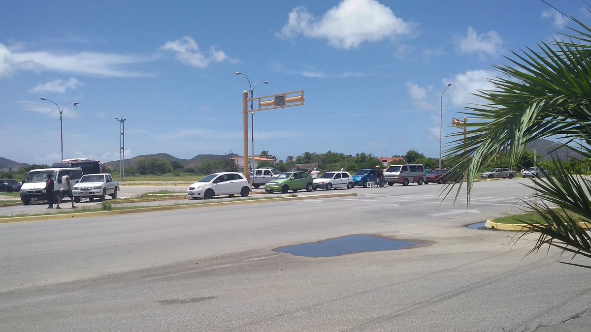 CesarLeonVE's tweet photo. #NuevaEsparta | Usuarios de la E/S La Galera trancan la Avenida Bicentenario y Juan de Castellanos para exigir gasolina, una muestra más de la ineficiencia y del cansancio del neoespartano de las pésimas condiciones en las que se vive. #10Ago #Venezuela https://t.co/IlSQxYZr4Q