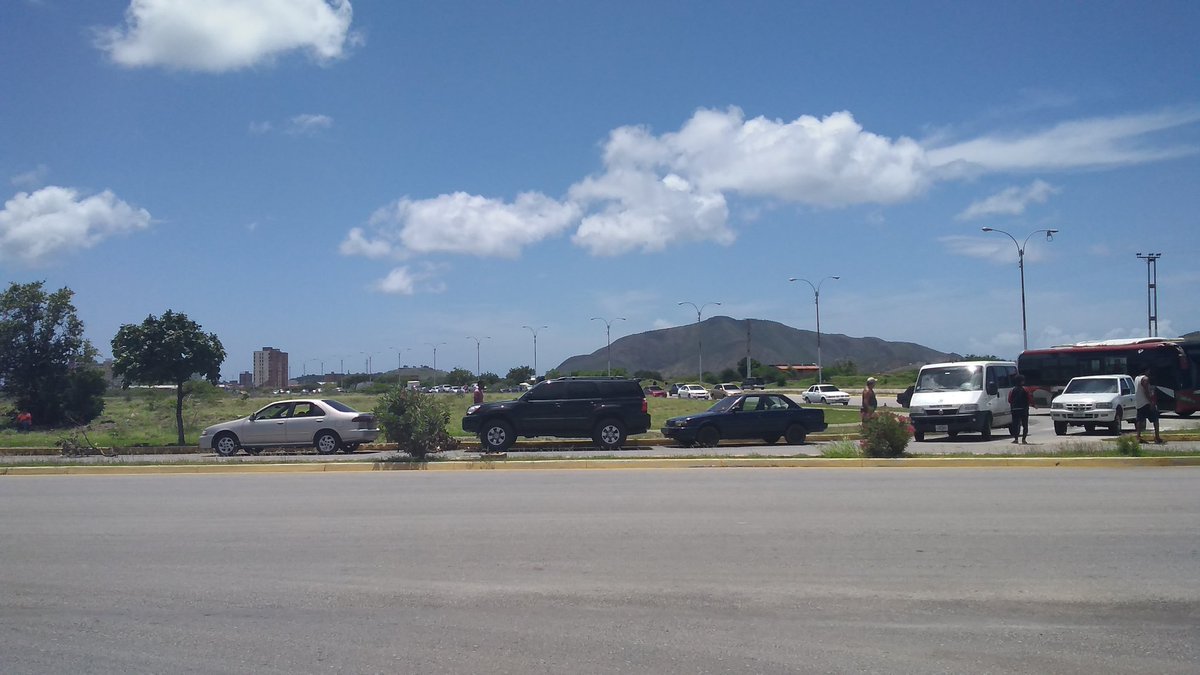 CesarLeonVE's tweet photo. #NuevaEsparta | Usuarios de la E/S La Galera trancan la Avenida Bicentenario y Juan de Castellanos para exigir gasolina, una muestra más de la ineficiencia y del cansancio del neoespartano de las pésimas condiciones en las que se vive. #10Ago #Venezuela https://t.co/IlSQxYZr4Q