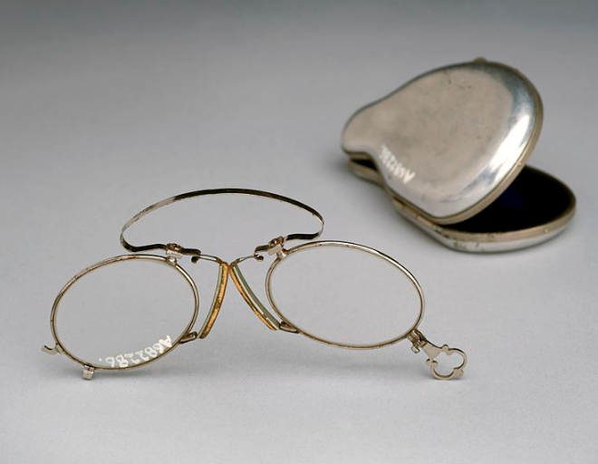 Sweetybirdtoo's tweet image. Does anyone know where, or if it's possible to get prescription armless glasses.

Wearing glasses with headphones all day isn't comfortable.

Image: vintage armless glasses and case
Image source: en.wikipedia.org/wiki/Pince-nez
#ArmlessGlasses #PinceNez #NoiseSensitivity #Optometry
