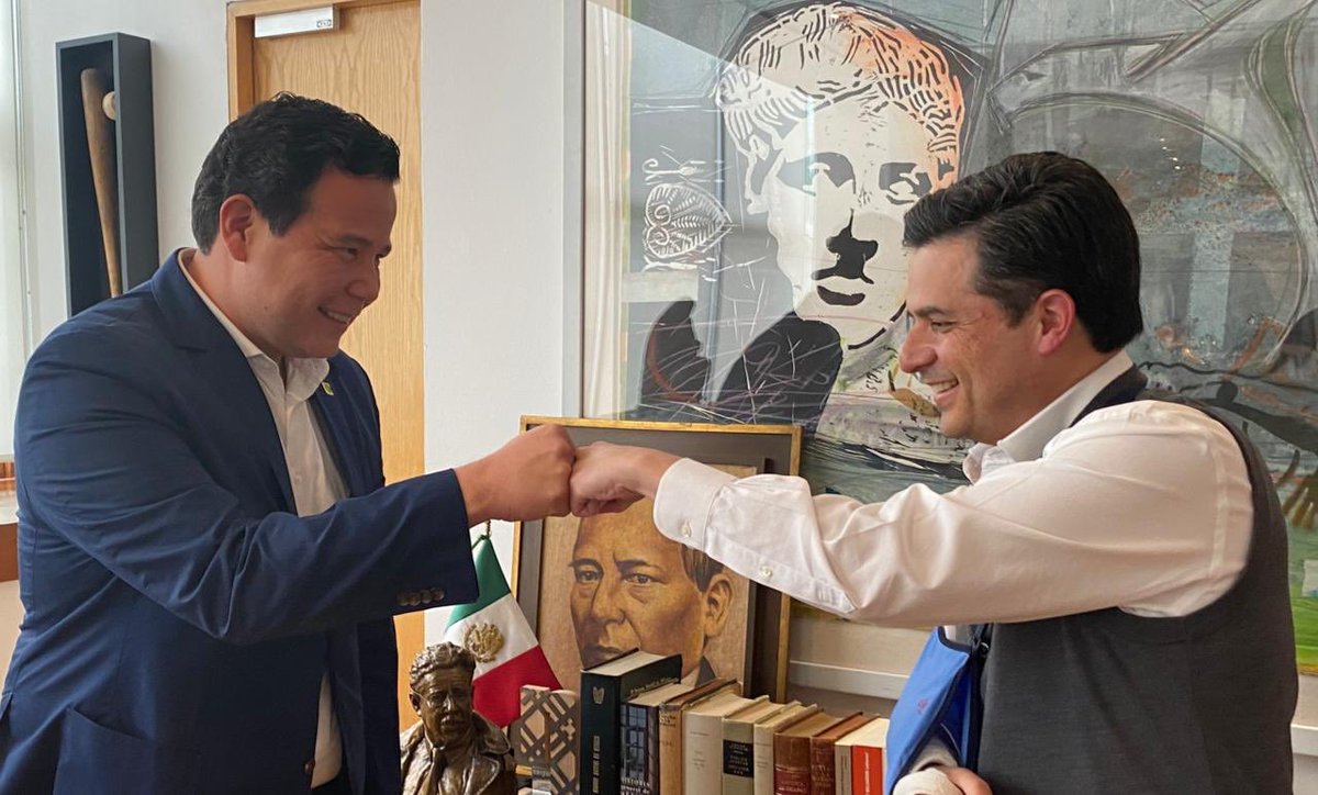 elmemonoriega's tweet photo. Un honor haber trabajado en el Imss con @zoerobledo en una etapa tan compleja pero de tantas satisfacciones. Agradezco la confianza, la amistad, pero sobre todo el compromiso por transformar para mejorar. Vámonos pa’ Sonora ! https://t.co/RBLOqmPysD