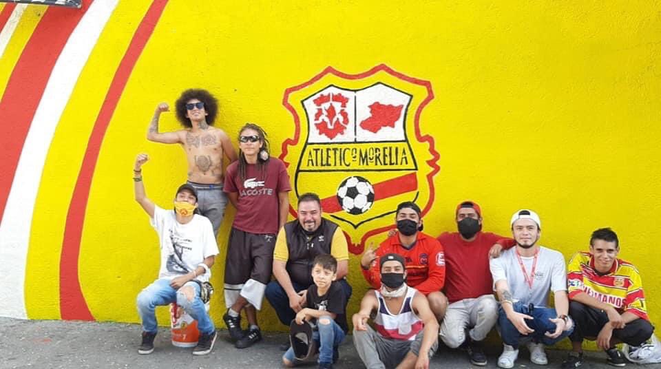 When the fans found out, they painted the walls with the team's crest throughout the city, so that now at each entrance to Morelia, there is a wall painted with the emblem of the Atlético Morelia 