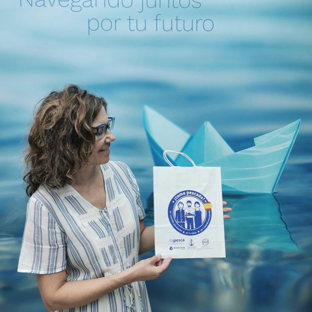 IPesqueras's tweet photo. #ComePescado | El sector da tres motivos para comer pescado: 

🐟 Por los pescadores
🐟 Por los minoristas
❤️ Y por la salud. 

La nueva campaña del sector: https://t.co/W2RWKZ3wNv https://t.co/5qlj0jOh1E