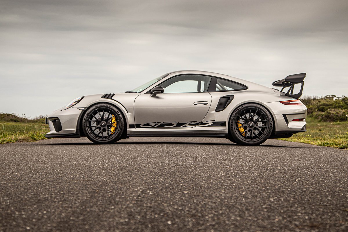 DaveTheCarGuy's tweet photo. I've been in the motoring journalism game for over a decade and until today, one car has eluded me; the Porsche 911. What a way to tick that car off the bucket list than the 911 GT3 RS! Finally. What a sensational raw experience. Now I understand the hype. https://t.co/wOlkJjYGED