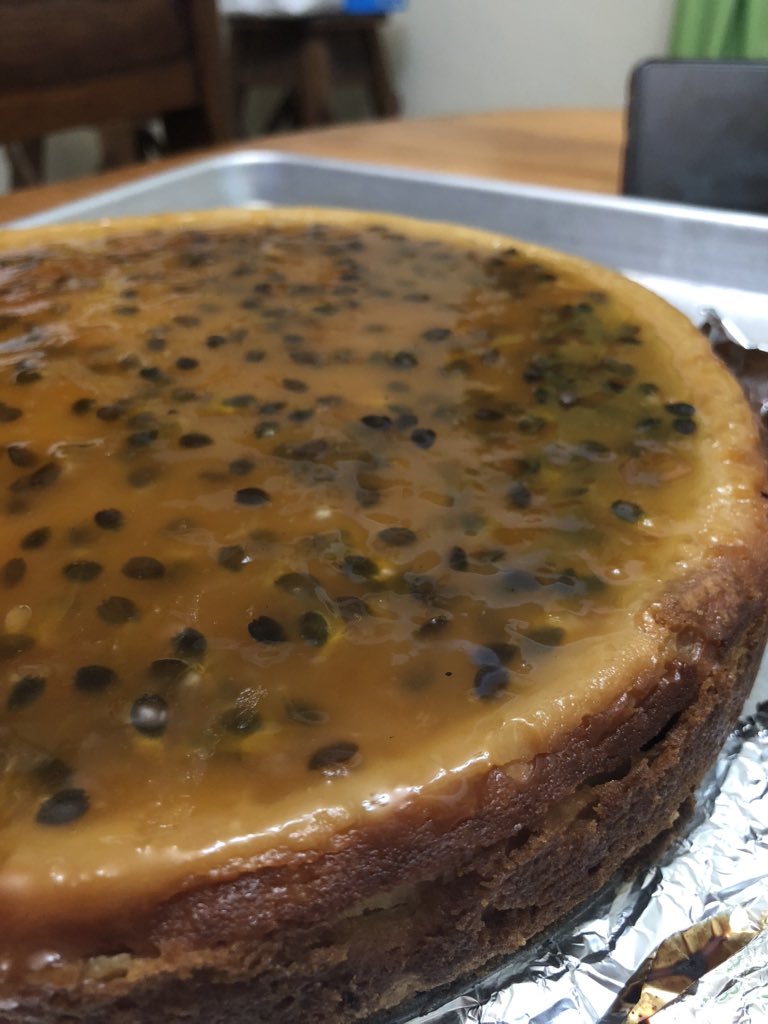 Susheth19's tweet photo. Mi madre y yo estamos vendiendo lasañas 5 palitos , cheesecakes de fresa, maracuya,limon 3.50 y flan hogareño (así le digo yo) 2.50 !!! 
Disfrutamos preparar y servir 👌 y sobre todo que nos digan 
ESTA BUENÍSIMO y no porque los haga mi madre 🥳 https://t.co/hXmyj4Ldob