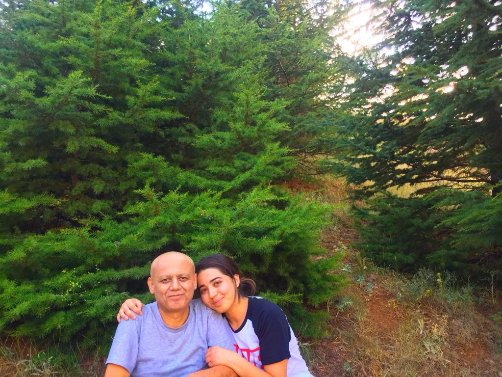 Benim babam her ne yaşasa güldü güldürdü, evlatları olarak bizim üzerimize düşen de bu.  Doktorların her söylemlerine rağmen gülmeye güldürmeye devam edeceğiz, dualarınıza en çok ihtiyacımız olduğu zaman inşallah hep birlikte yeneceğiz, savaşacağız, yaşayacağız..