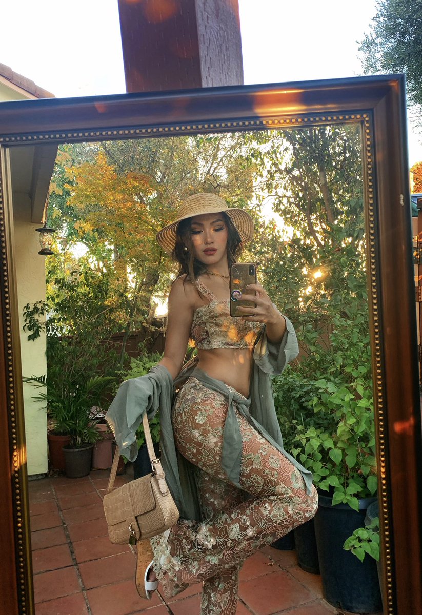 cherwolfie's tweet photo. The leo in me made me make a birthday fit 🎈 https://t.co/tYHuj9oR0u
